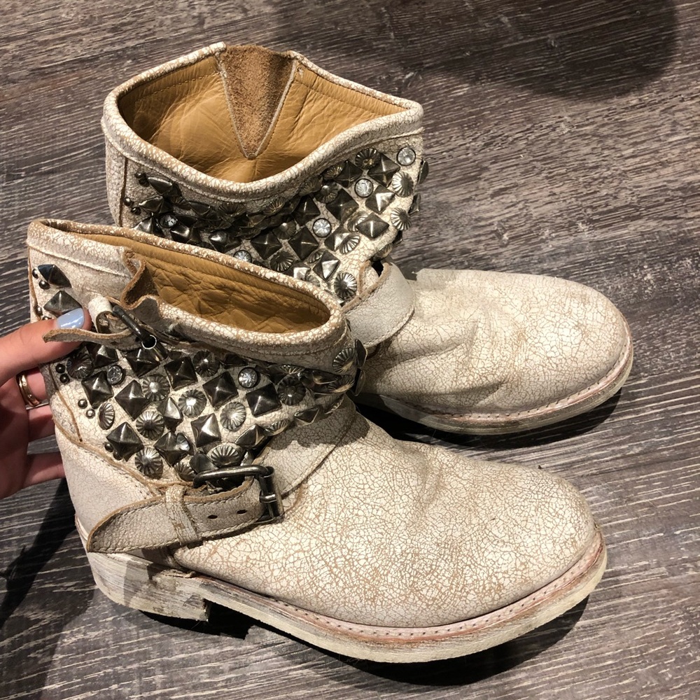Ash boots